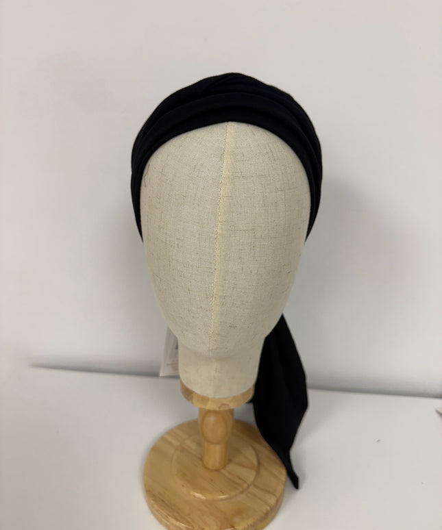 Pañuelo oncológico Martina Black Carla Bedia, vista frontal en maniquí