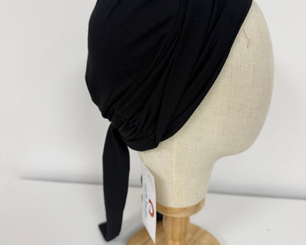 Pañuelo oncológico Martina Black Carla Bedia, vista lateral en maniquí