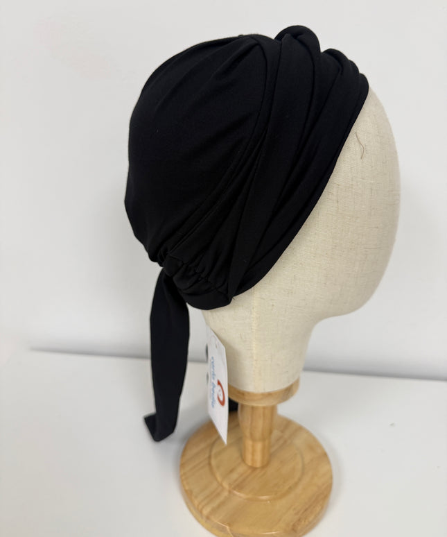 Pañuelo oncológico Martina Black Carla Bedia, vista lateral en maniquí