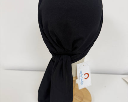 Pañuelo oncológico Martina Black Carla Bedia, vista posterior en maniquí