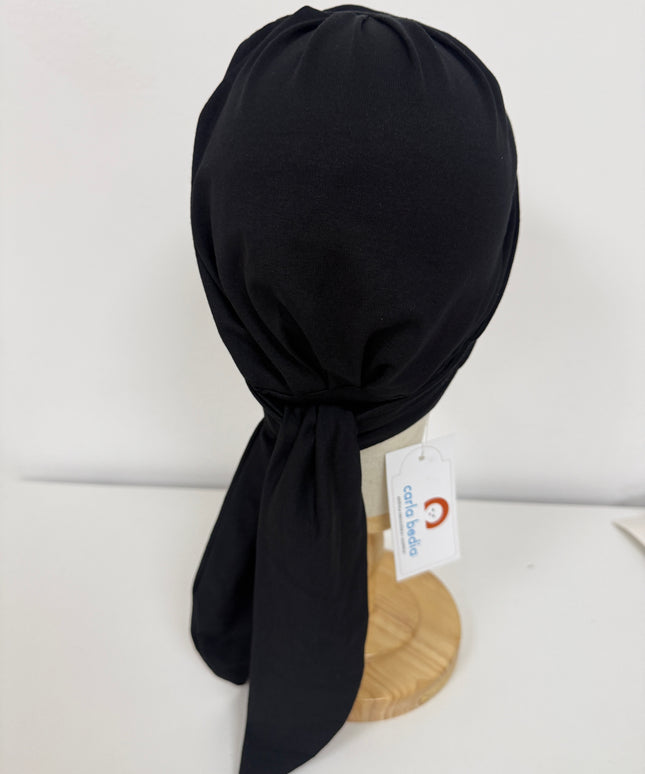 Pañuelo oncológico Martina Black Carla Bedia, vista posterior en maniquí