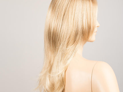 Peluca Mega Mono de Ellen Wille, color Champagne Mix, vista lateral en maniquí