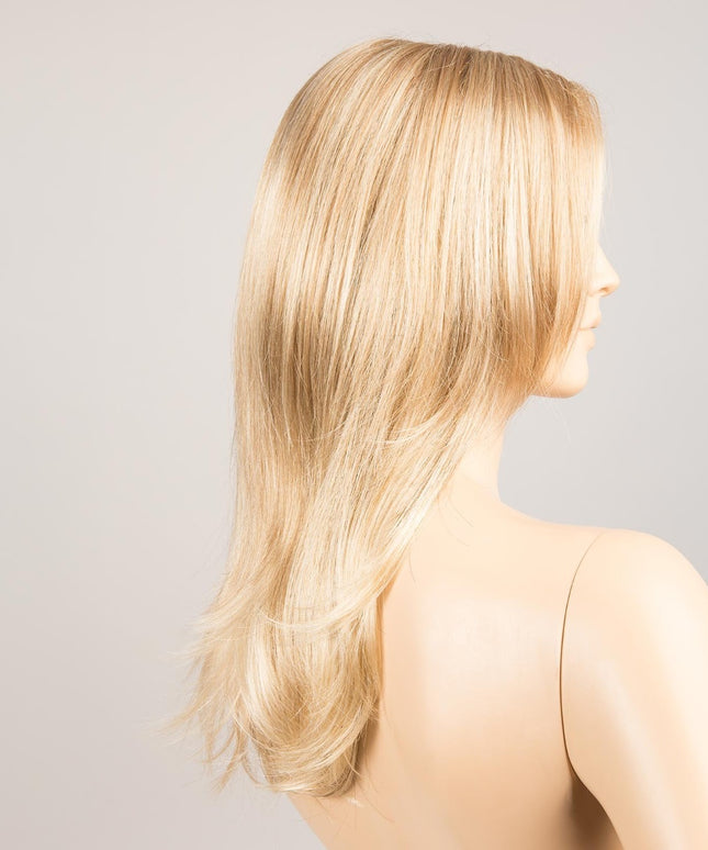 Peluca Mega Mono de Ellen Wille, color Champagne Mix, vista lateral en maniquí