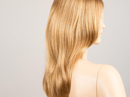 Peluca Mega Mono de Ellen Wille, color Ginger Mix, vista lateral en maniquí