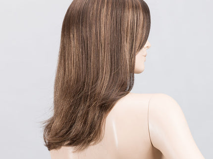 Peluca Miley Small Mono Part de Ellen Wille, color Chocolate Mix, vista lateral en maniquí