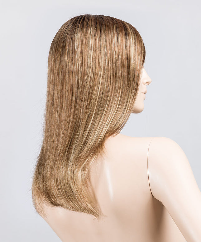 Peluca Miley Small Mono Part de Ellen Wille, color Lightbernstein Rooted, vista lateral en maniquí