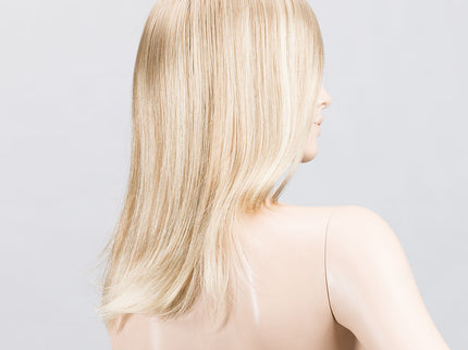 Peluca Miley Small Mono Part de Ellen Wille, color Lightcaramel Mix, vista lateral en maniquí
