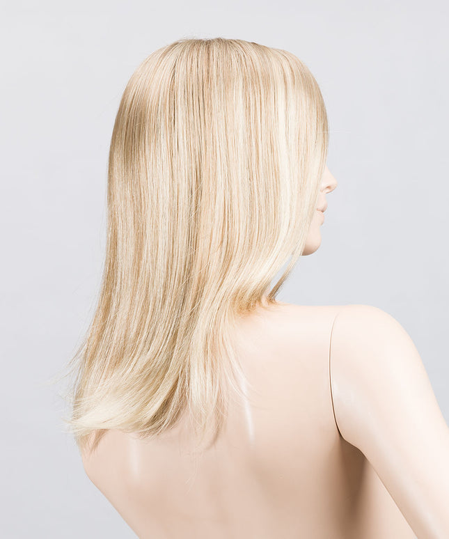 Peluca Miley Small Mono Part de Ellen Wille, color Lightcaramel Mix, vista lateral en maniquí