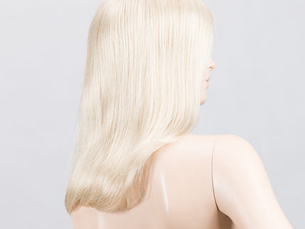 Peluca Miley Small Mono Part de Ellen Wille, color Lightchampagne Mix, vista lateral en maniquí