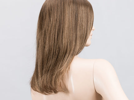 Peluca Miley Small Mono Part de Ellen Wille, color Nougat Mix, vista lateral en maniquí