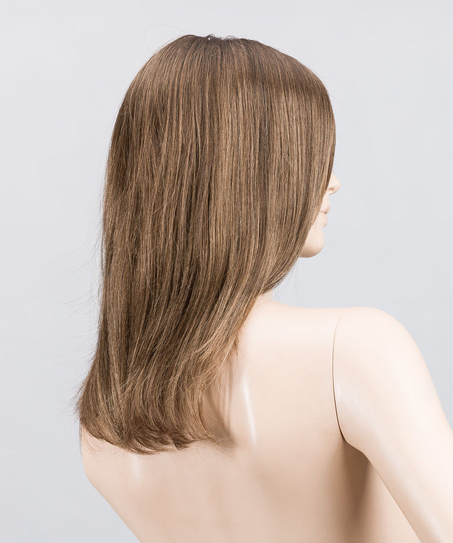 Peluca Miley Small Mono Part de Ellen Wille, color Nougat Mix, vista lateral en maniquí