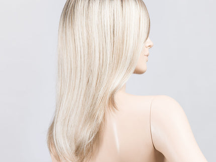 Peluca Miley Small Mono Part de Ellen Wille, color Pearlblonde Rooted, vista lateral en maniquí