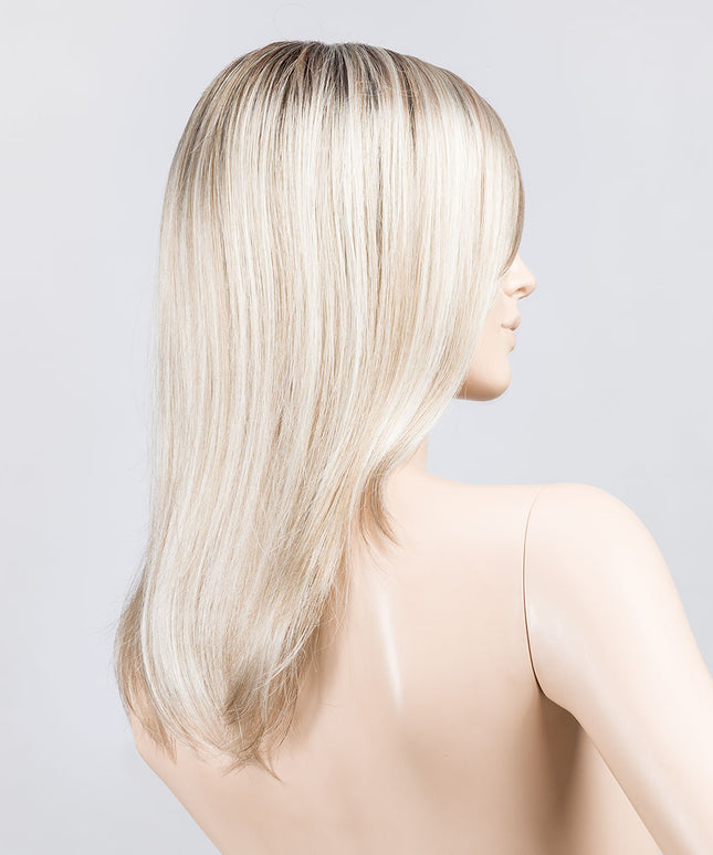 Peluca Miley Small Mono Part de Ellen Wille, color Pearlblonde Rooted, vista lateral en maniquí