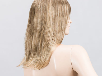 Peluca Miley Small Mono Part de Ellen Wille, color Sand Mix, vista lateral en maniquí