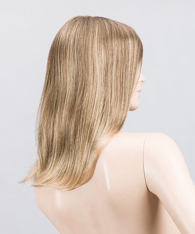 Peluca Miley Small Mono Part de Ellen Wille, color Sand Mix, vista lateral en maniquí