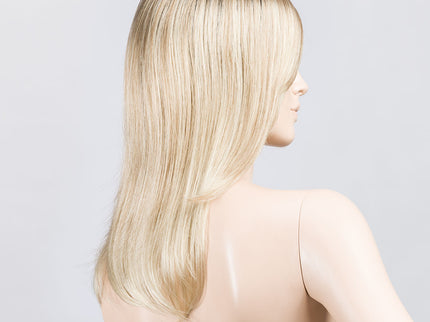 Peluca Miley Small Mono Part de Ellen Wille, color Sandyblonde Rooted, vista lateral en maniquí