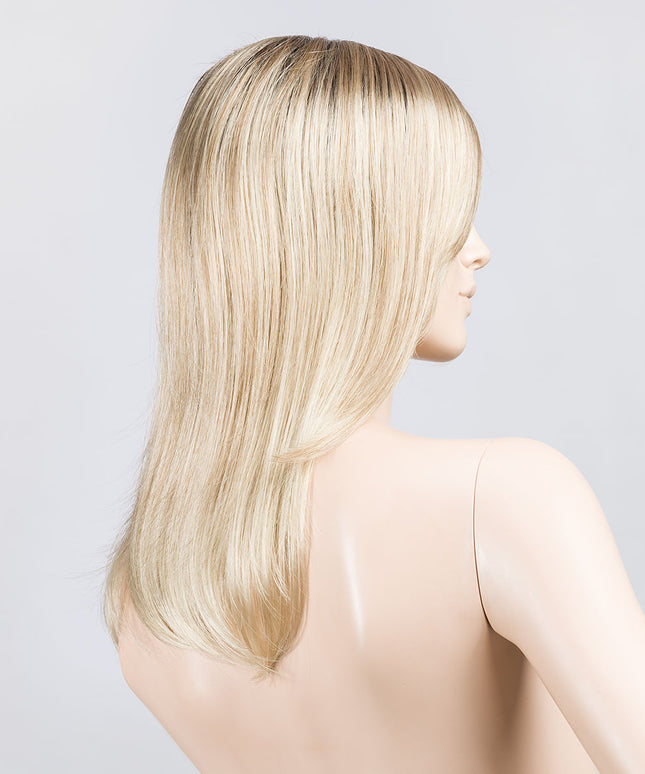 Peluca Miley Small Mono Part de Ellen Wille, color Sandyblonde Rooted, vista lateral en maniquí