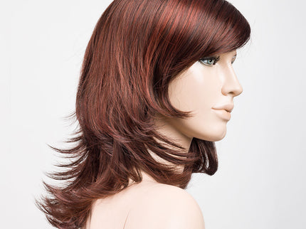 Peluca Ocean Mono Part de Ellen Wille, color Auburn Rooted, vista lateral en maniquí