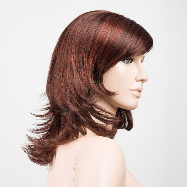 Peluca Ocean Mono Part de Ellen Wille, color Auburn Rooted, vista lateral en maniquí