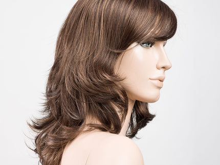 Peluca Ocean Mono Part de Ellen Wille, color Chocolate Rooted, vista lateral en maniquí