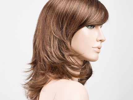 Peluca Ocean Mono Part de Ellen Wille, color Hotmocca Rooted, vista lateral en maniquí