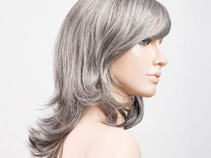 Peluca Ocean Mono Part de Ellen Wille, color Salt/Pepper Mix, vista lateral en maniquí