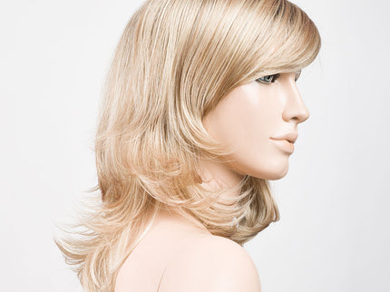 Peluca Ocean Mono Part de Ellen Wille, color Sandyblonde Rooted, vista lateral en maniquí