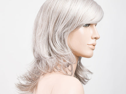 Peluca Ocean Mono Part de Ellen Wille, color Snow Mix, vista lateral en maniquí