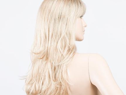 Peluca Pretty de Ellen Wille, color Champagne Rooted, vista lateral en maniquí