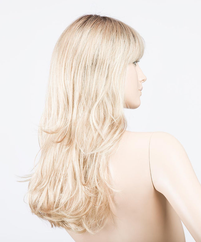 Peluca Pretty de Ellen Wille, color Champagne Rooted, vista lateral en maniquí