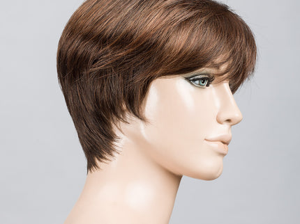 Peluca Seven Mono Part de Ellen Wille, color Chocolate Mix, vista lateral en maniquí
