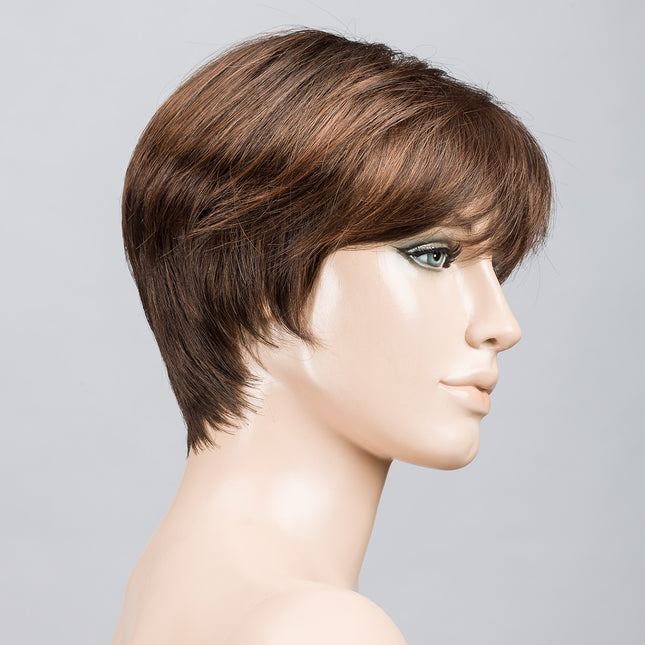 Peluca Seven Mono Part de Ellen Wille, color Chocolate Mix, vista lateral en maniquí