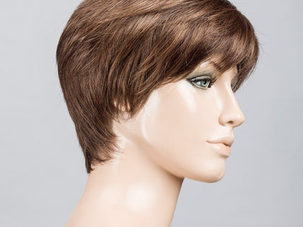 Peluca Seven Mono Part de Ellen Wille, color Hotmocca Rooted, vista lateral en maniquí