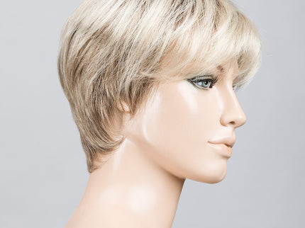 Peluca Seven Mono Part de Ellen Wille, color Lightchampagne Rooted, vista lateral en maniquí