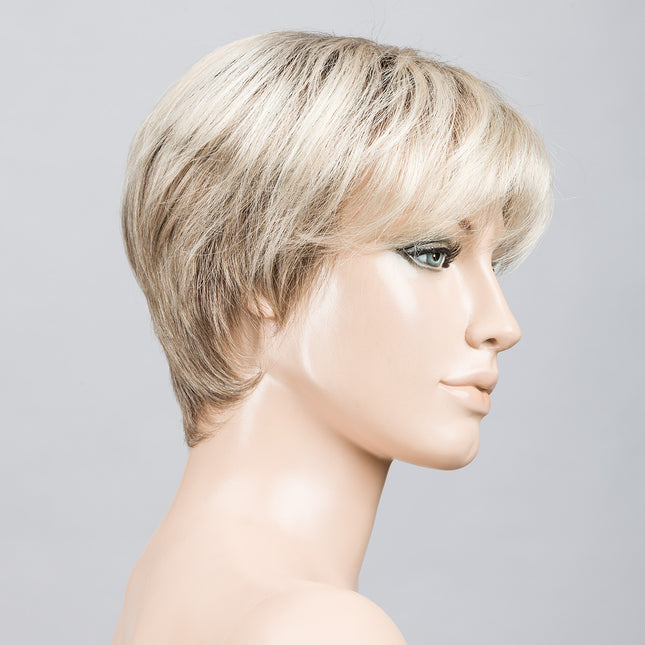 Peluca Seven Mono Part de Ellen Wille, color Lightchampagne Rooted, vista lateral en maniquí