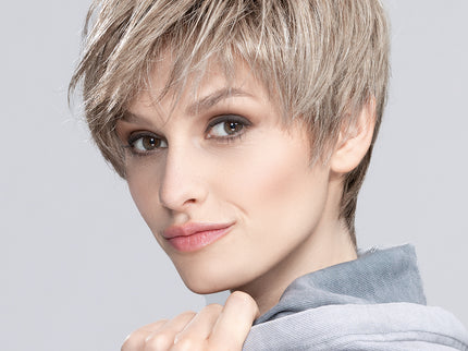 Peluca Seven Mono Part de Ellen Wille, color Pearlblonde Rooted, fotografía en persona, vista 2