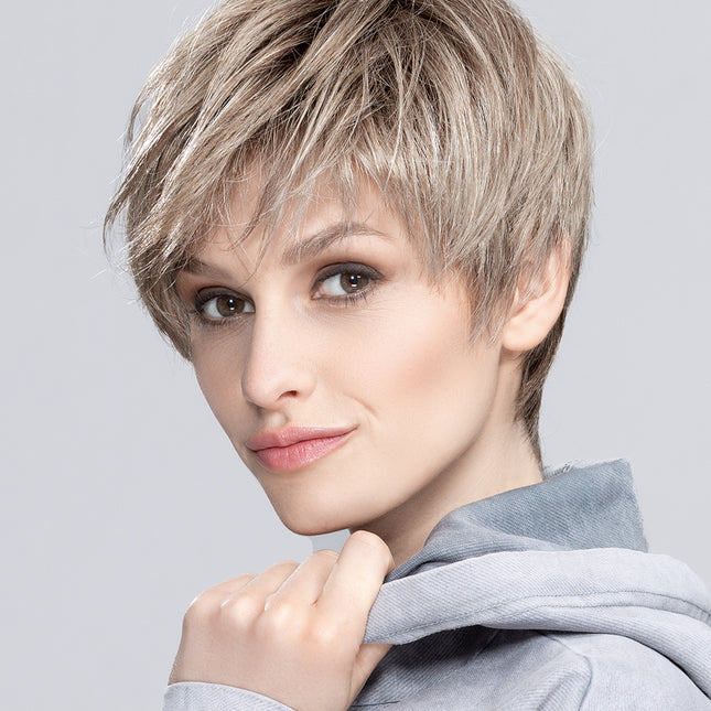 Peluca Seven Mono Part de Ellen Wille, color Pearlblonde Rooted, fotografía en persona, vista 2