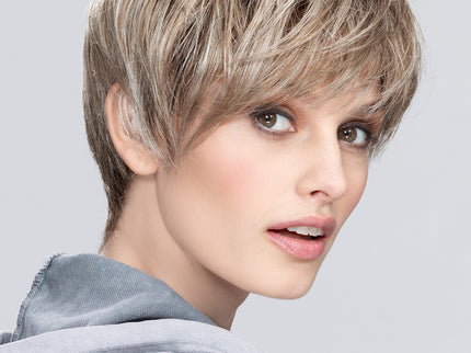 Peluca Seven Mono Part de Ellen Wille, color Pearlblonde Rooted, fotografía en persona, vista 4