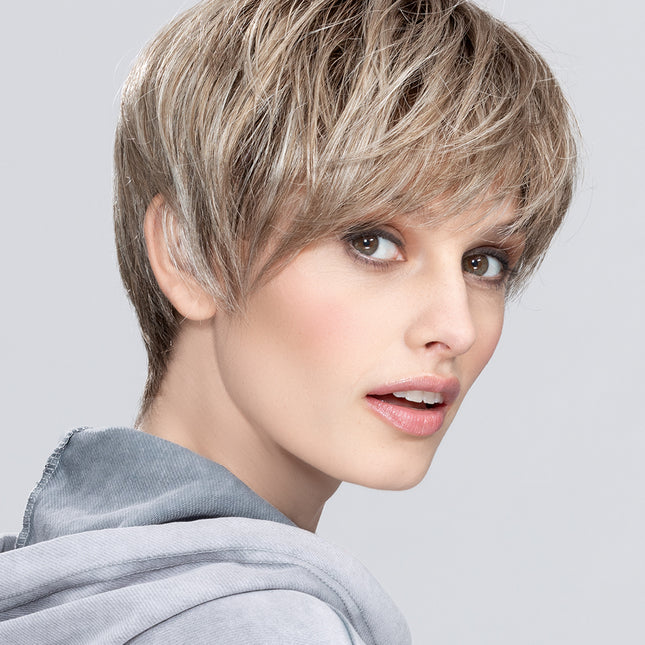 Peluca Seven Mono Part de Ellen Wille, color Pearlblonde Rooted, fotografía en persona, vista 4