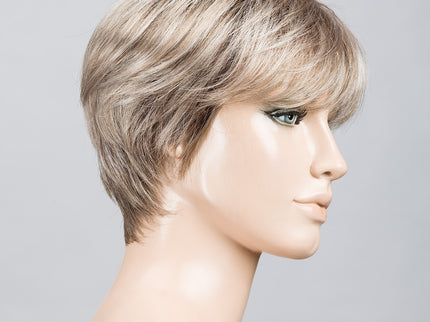 Peluca Seven Mono Part de Ellen Wille, color Pearlblonde Rooted, vista lateral en maniquí