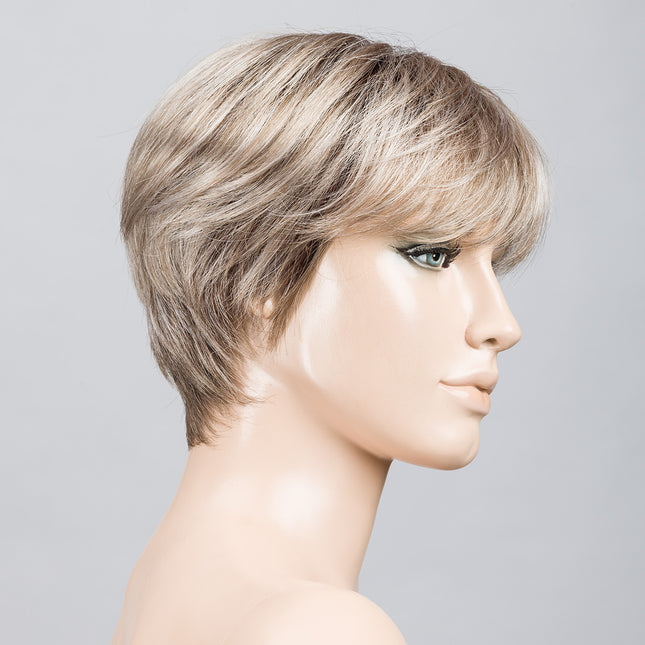 Peluca Seven Mono Part de Ellen Wille, color Pearlblonde Rooted, vista lateral en maniquí