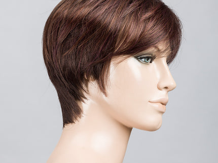 Peluca Seven Mono Part de Ellen Wille, color Plumbrown Mix, vista lateral en maniquí