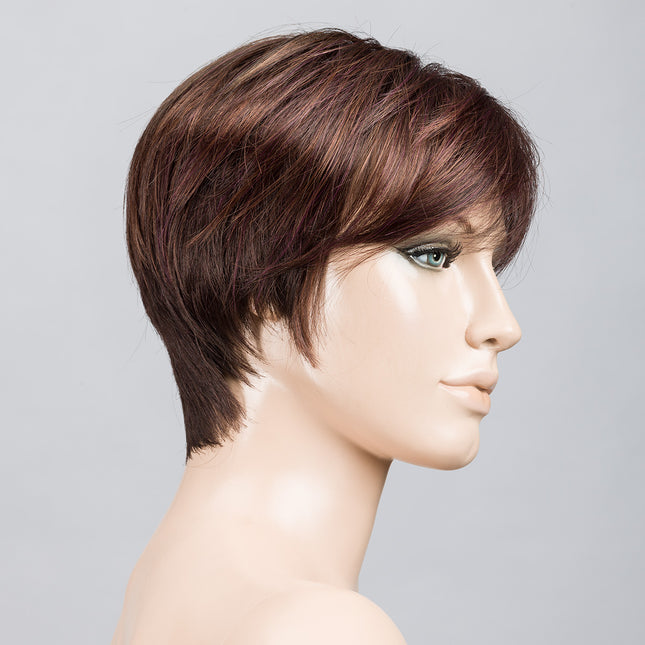 Peluca Seven Mono Part de Ellen Wille, color Plumbrown Mix, vista lateral en maniquí