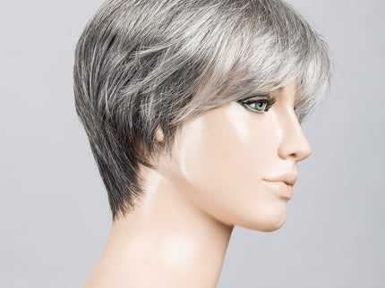 Peluca Seven Mono Part de Ellen Wille, color Salt/Pepper Mix, vista lateral en maniquí