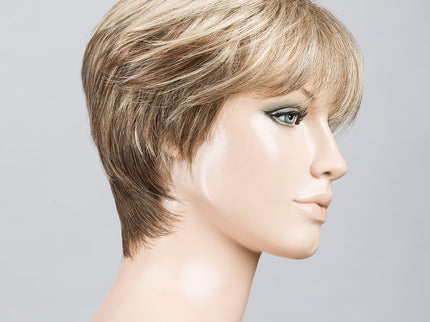 Peluca Seven Mono Part de Ellen Wille, color Sandmulti Mix, vista lateral en maniquí