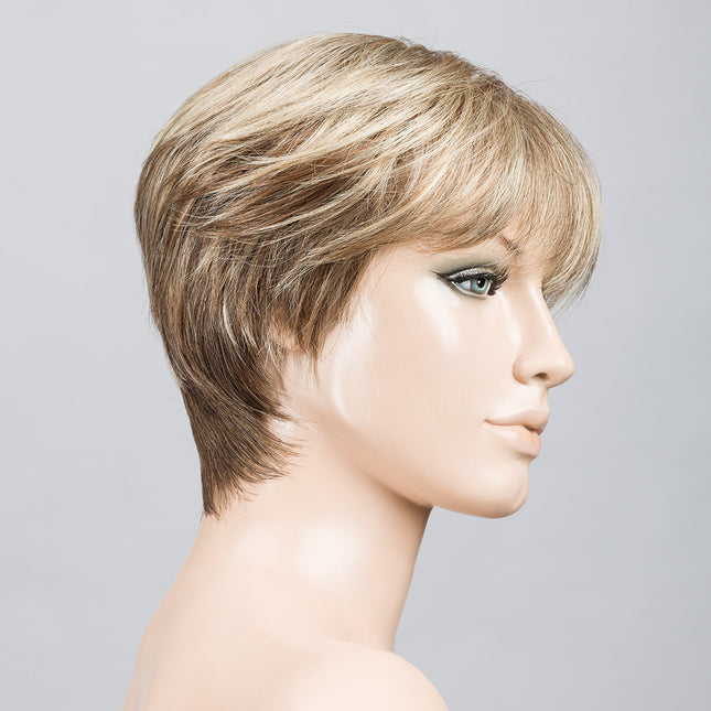 Peluca Seven Mono Part de Ellen Wille, color Sandmulti Mix, vista lateral en maniquí