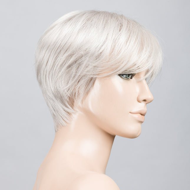 Peluca Seven Mono Part de Ellen Wille, color Silver Mix, vista lateral en maniquí