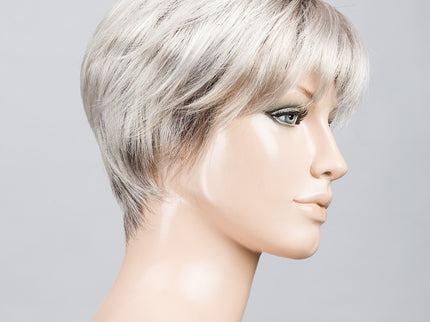 Peluca Seven Mono Part de Ellen Wille, color Silverblonde Rooted, vista lateral en maniquí