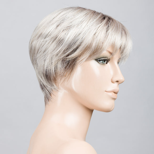 Peluca Seven Mono Part de Ellen Wille, color Silverblonde Rooted, vista lateral en maniquí