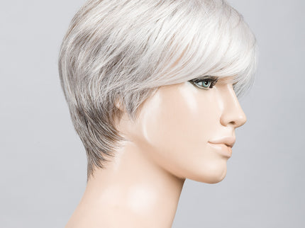 Peluca Seven Mono Part de Ellen Wille, color Snow Mix, vista lateral en maniquí